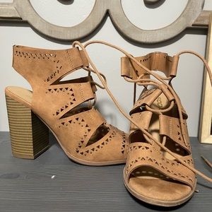 Women’s lace up chunky heel